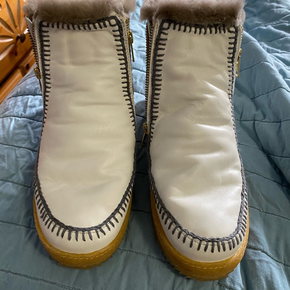 Laid back London fur lined boots - worn once  . Excellent condition